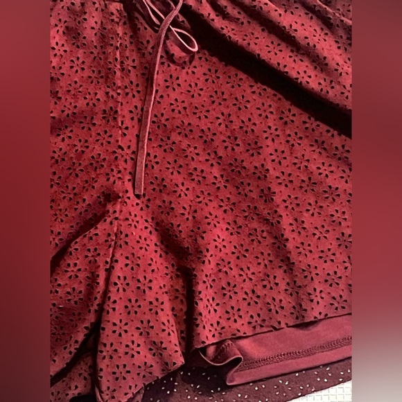 Maurice’s Women's Burgundy Shorts w Pockets & Sport Lining Size Large - Picture 3 of 12